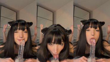 Solo Blowjob: Wannabeyours Sucks Her Own Toy Clean